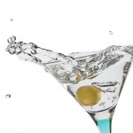 Highspeed - Olive fällt in ein Cocktailglas